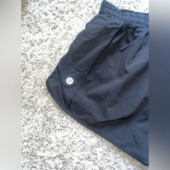 Lululemon black Hotty Hot Low-Rise Lined Short 2.5" - Picture 4 of 7